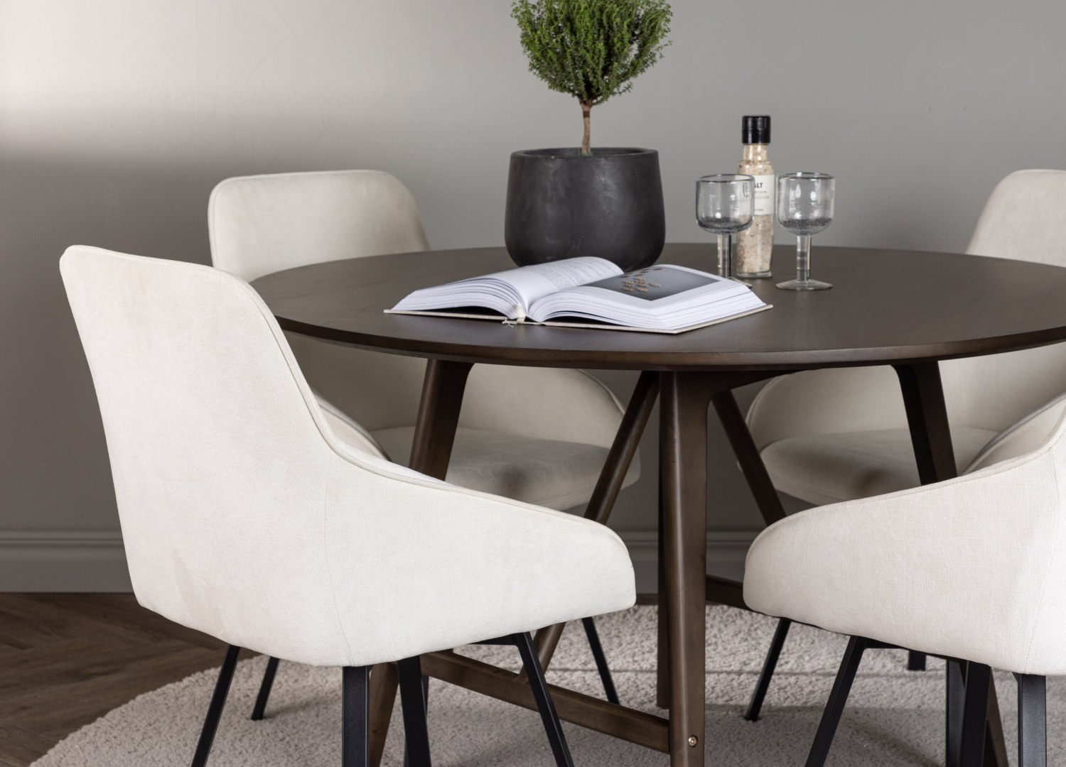 Table ronde Kaseidon et 4 chaises Rosie présentées dans un intérieur contemporain