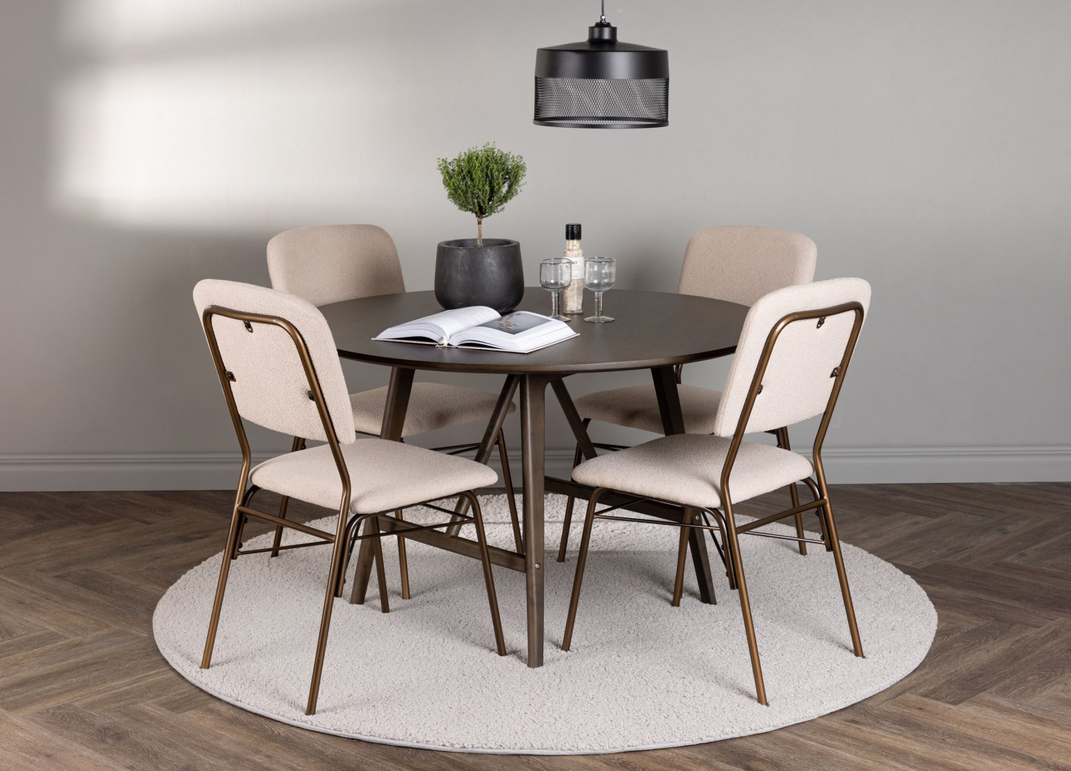 Ensemble table à manger ronde Kaseidon avec 4 chaises Seda dans une salle à manger