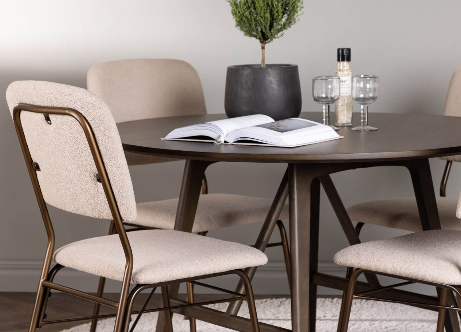 Table ronde Kaseidon et 4 chaises Seda présentées dans un intérieur contemporain