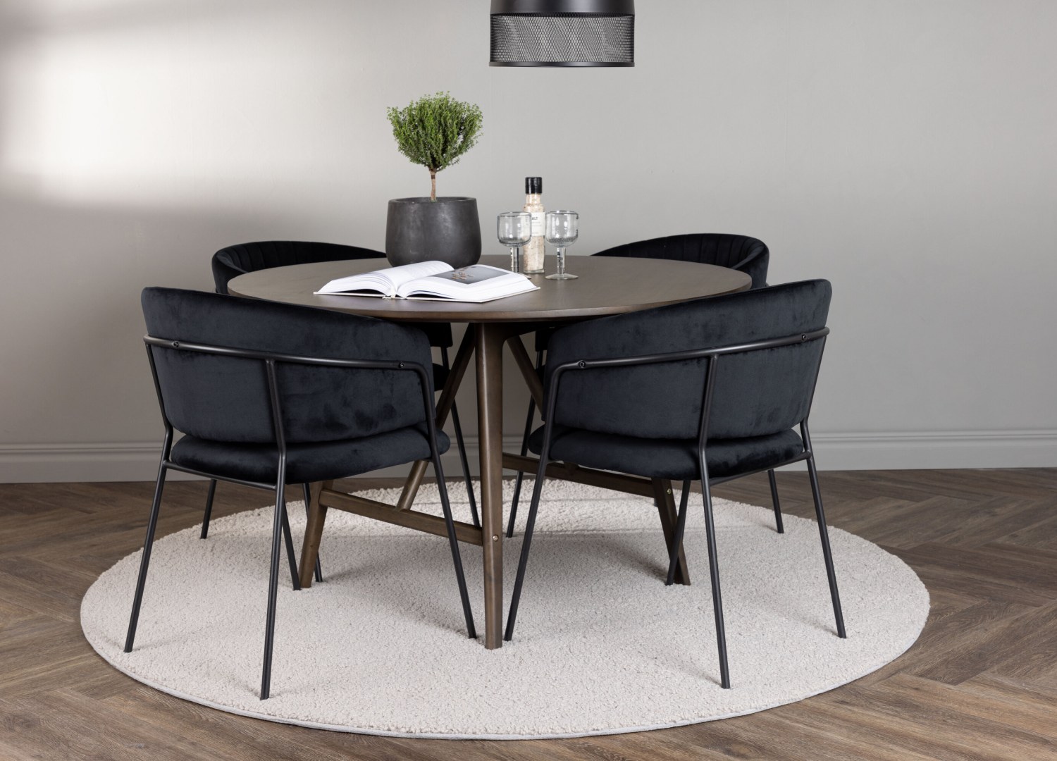 Ensemble table à manger ronde Kaseidon avec 4 chaises Selma dans une salle à manger