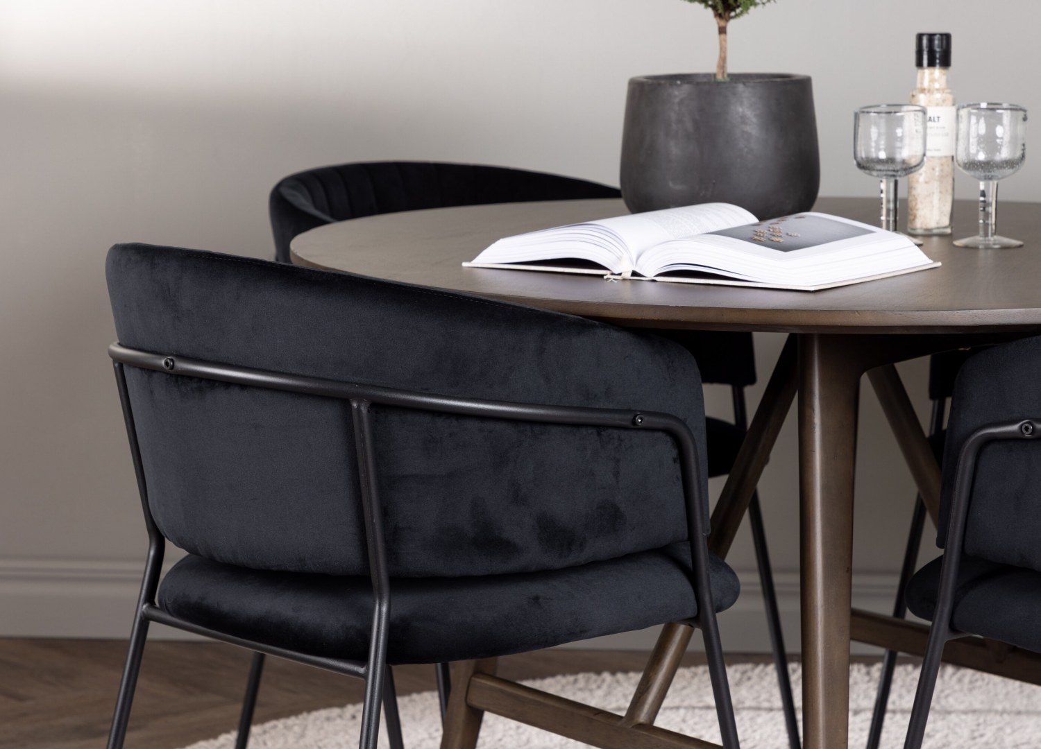 Table ronde Kaseidon et 4 chaises Selma présentées dans un intérieur contemporain