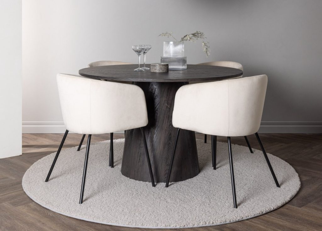 Ensemble table à manger ronde Lanzo avec 4 chaises Berit dans une salle à manger