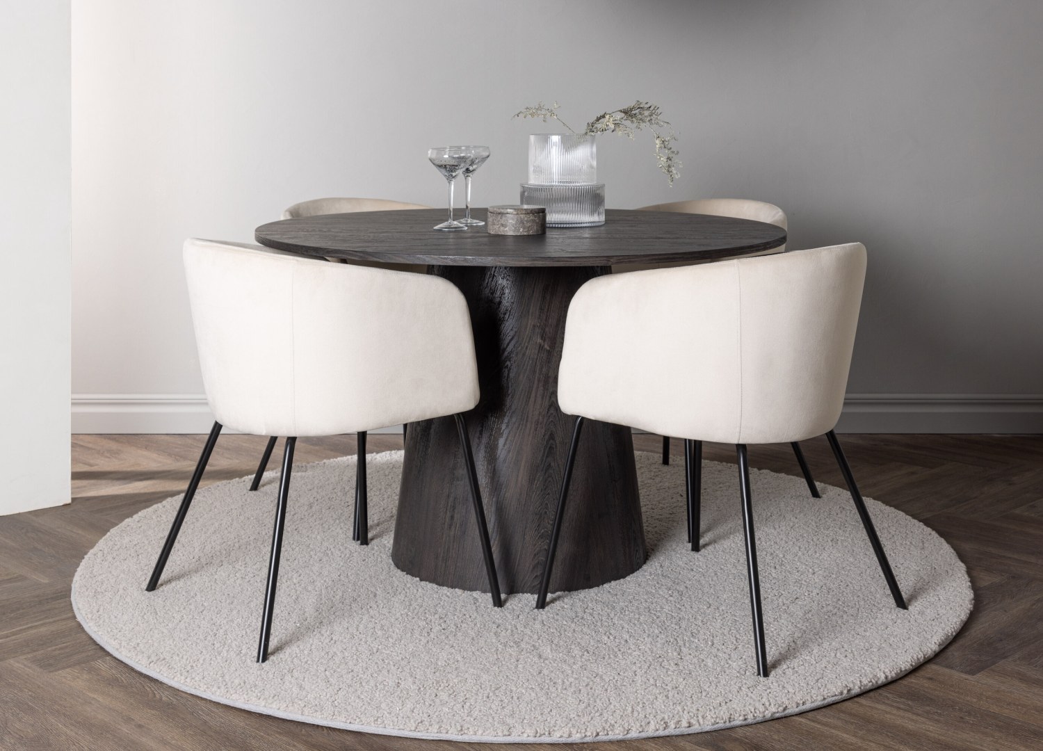 Ensemble table à manger ronde Lanzo avec 4 chaises Berit dans une salle à manger