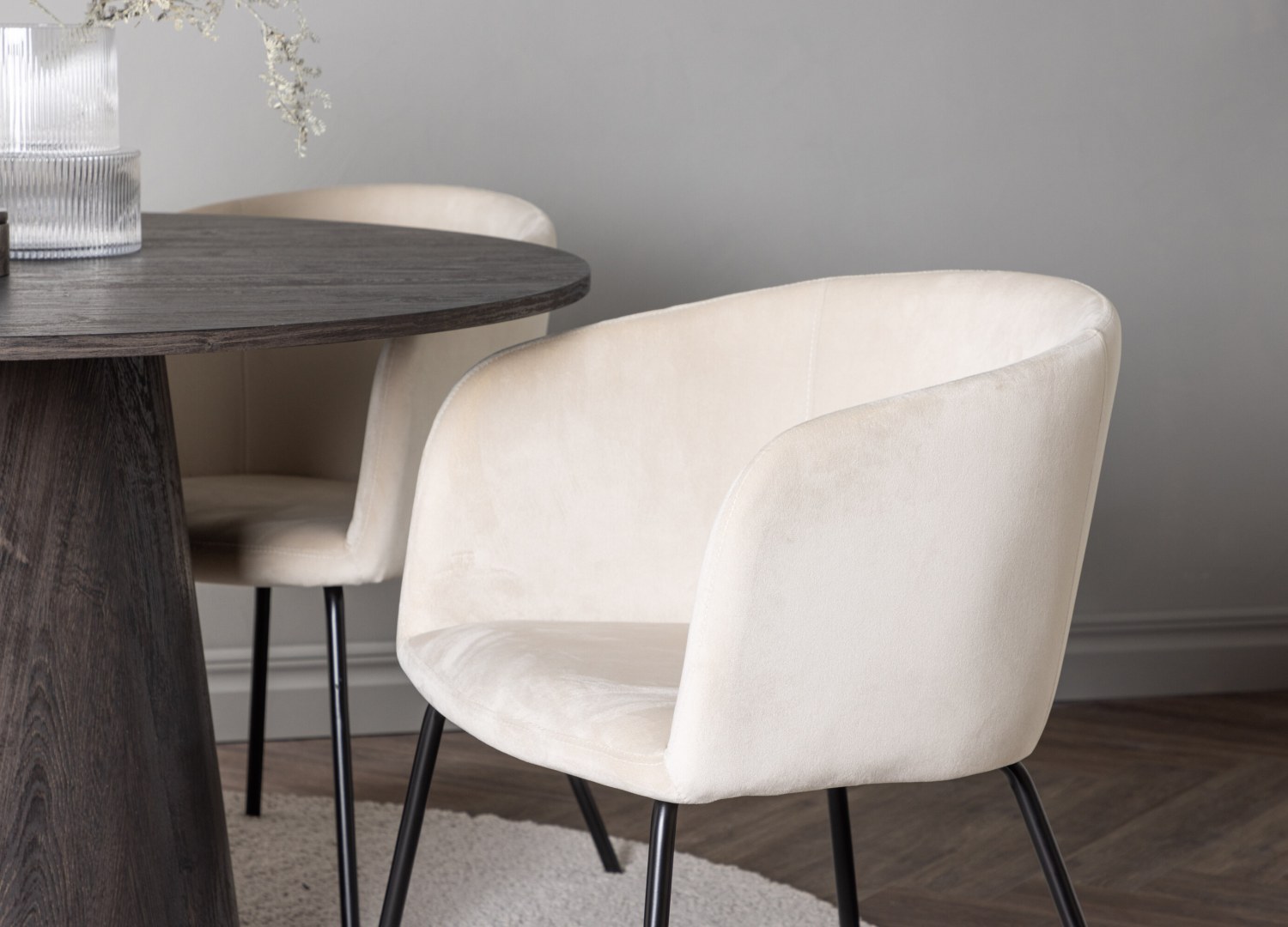 Table ronde Lanzo et 4 chaises Berit présentées dans un intérieur contemporain