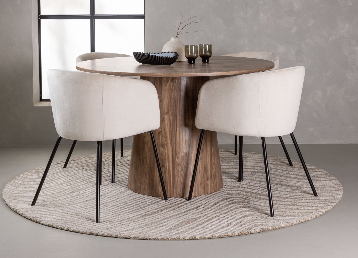 Ensemble table à manger ronde Lanzo avec 4 chaises Berit dans une salle à manger
