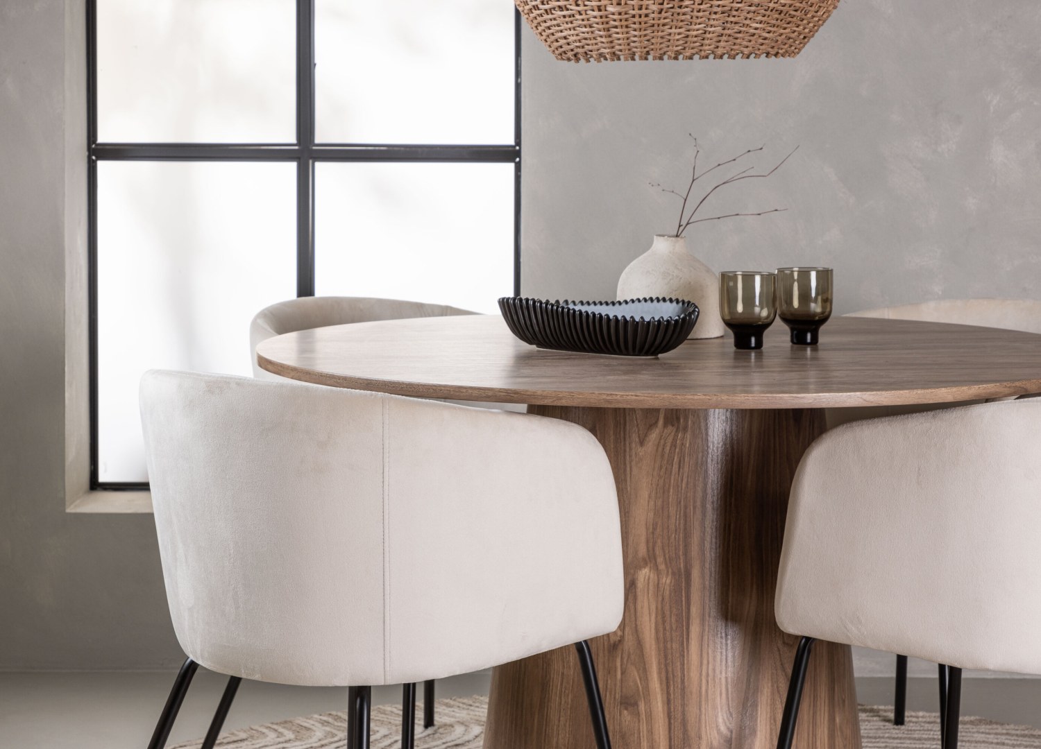 Table ronde Lanzo et 4 chaises Berit présentées dans un intérieur contemporain