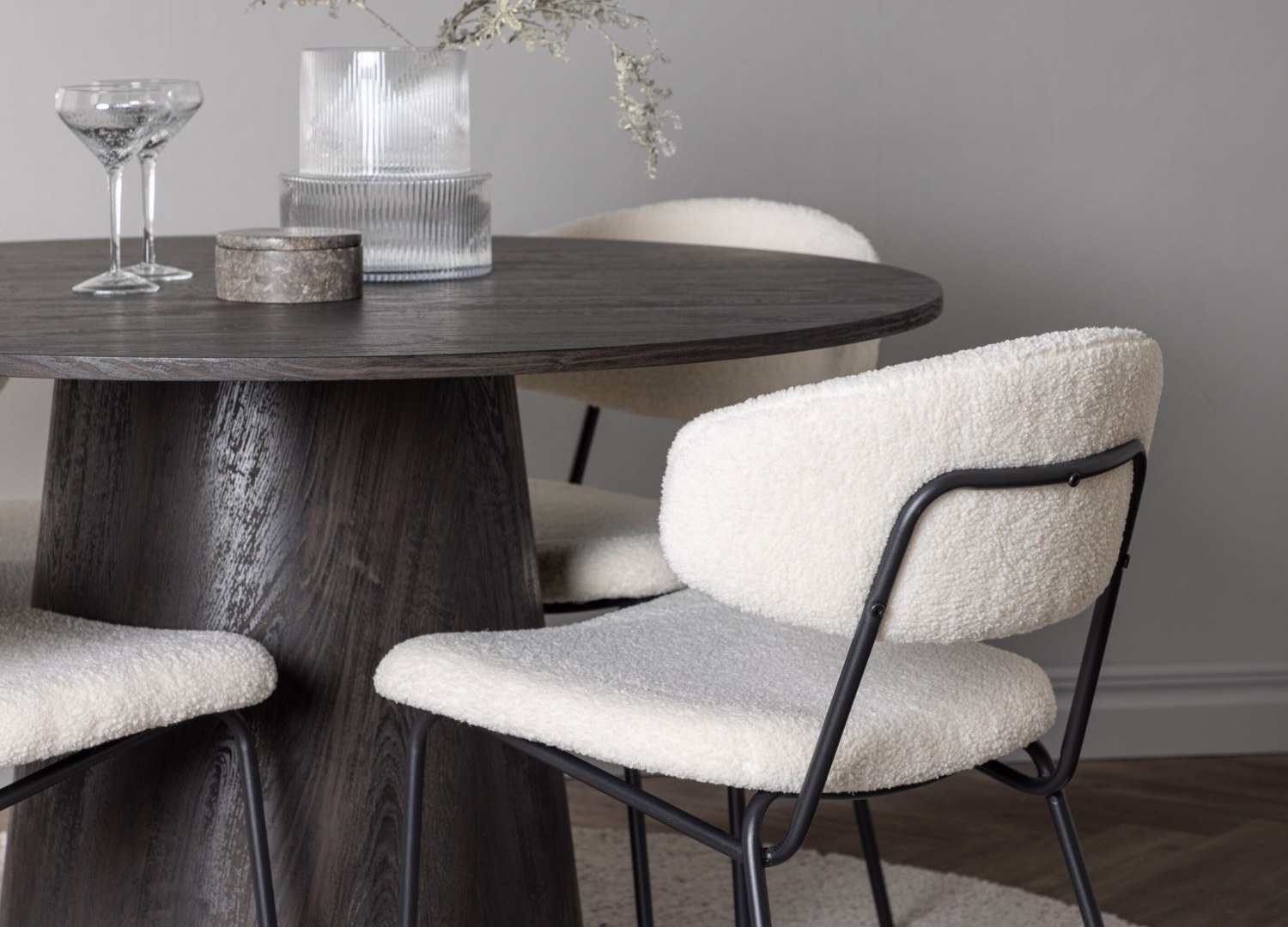 Table ronde Lanzo et 4 chaises Chico présentées dans un intérieur contemporain
