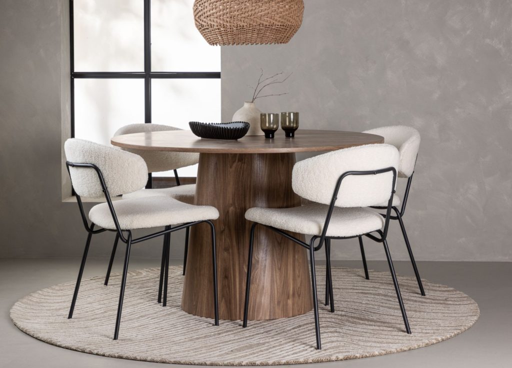 Ensemble table à manger ronde Lanzo avec 4 chaises Chico dans une salle à manger