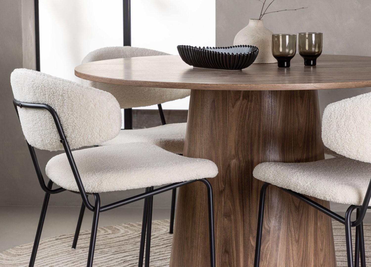 Table ronde Lanzo et 4 chaises Chico présentées dans un intérieur contemporain