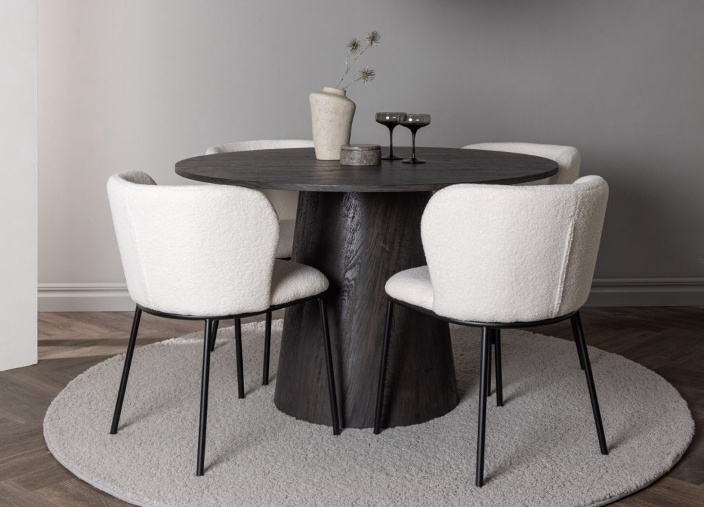 Ensemble table à manger ronde Lanzo avec 4 chaises Edina dans une salle à manger