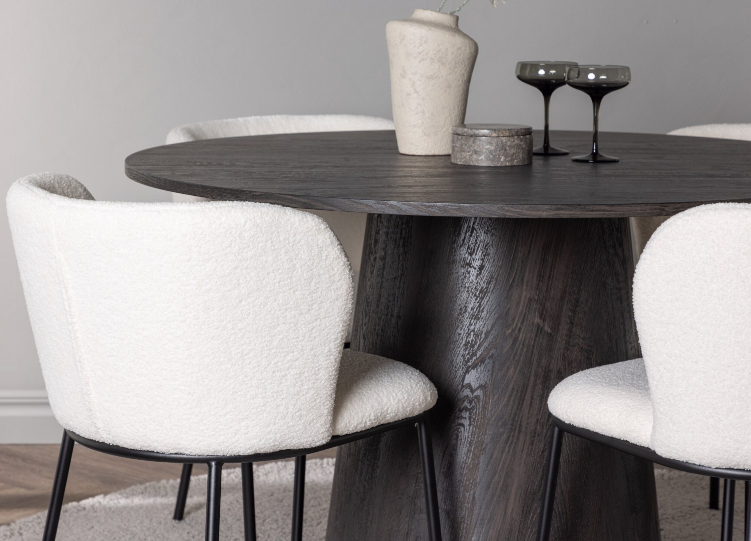 Table ronde Lanzo et 4 chaises Edina présentées dans un intérieur contemporain