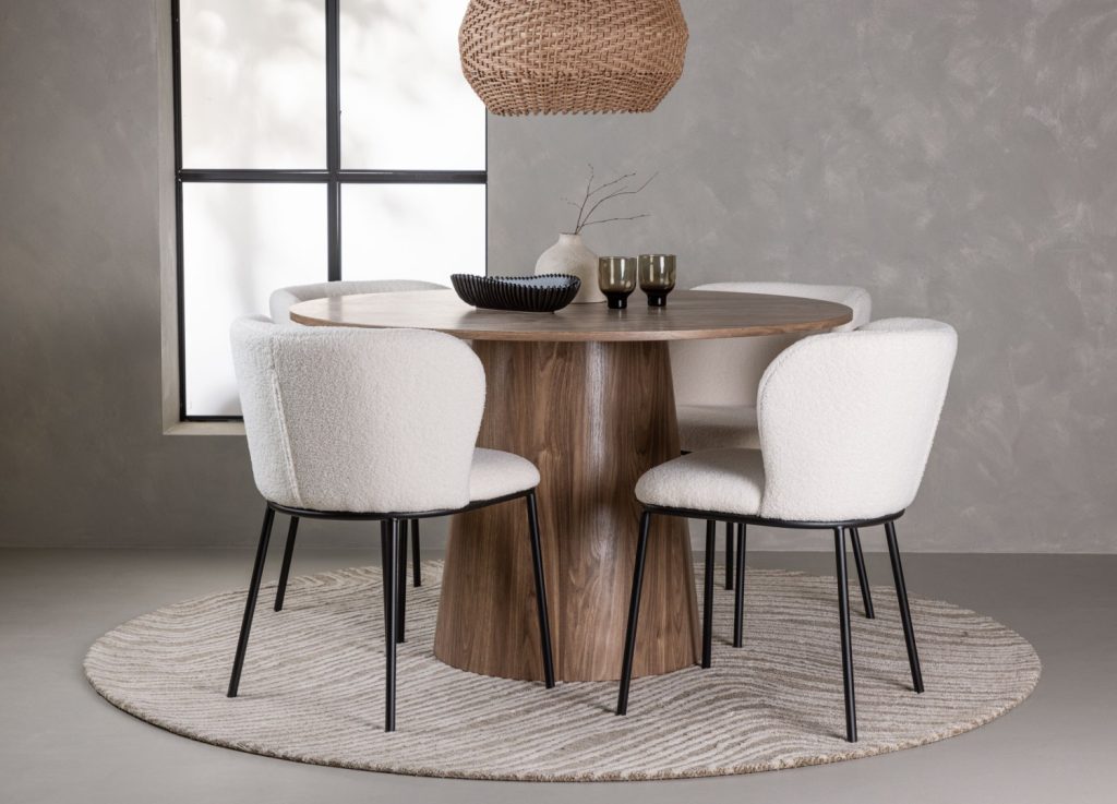 Ensemble table à manger ronde Lanzo avec 4 chaises Edina dans une salle à manger
