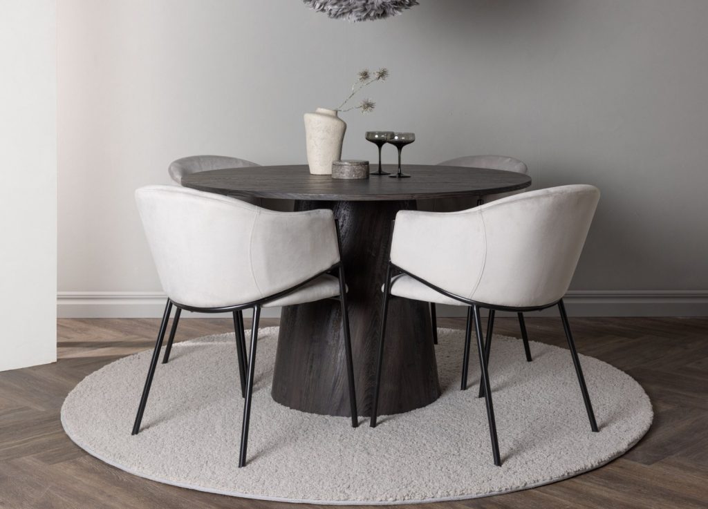 Ensemble table à manger ronde Lanzo avec 4 chaises Evelina dans une salle à manger
