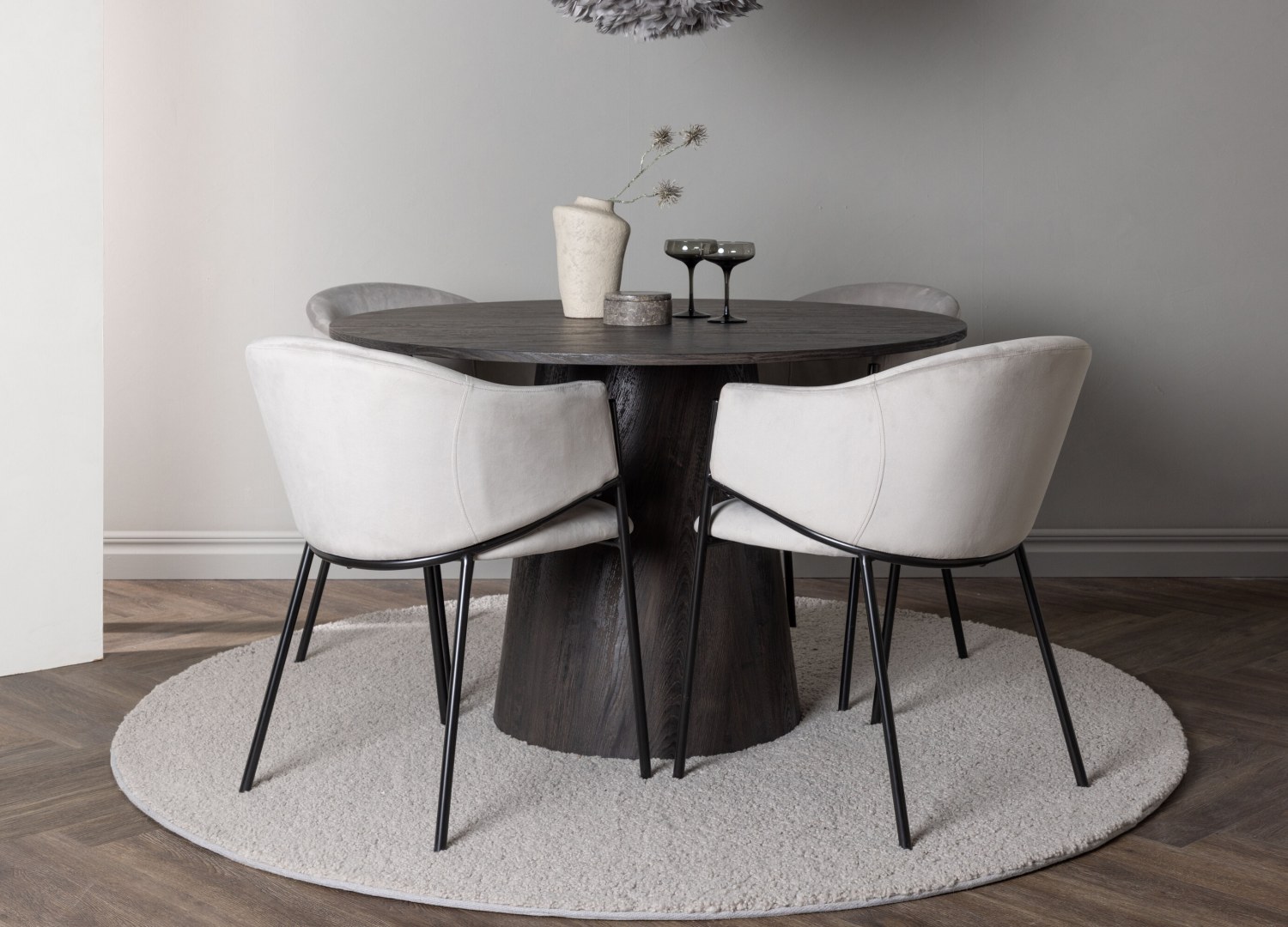 Ensemble table à manger ronde Lanzo avec 4 chaises Evelina dans une salle à manger