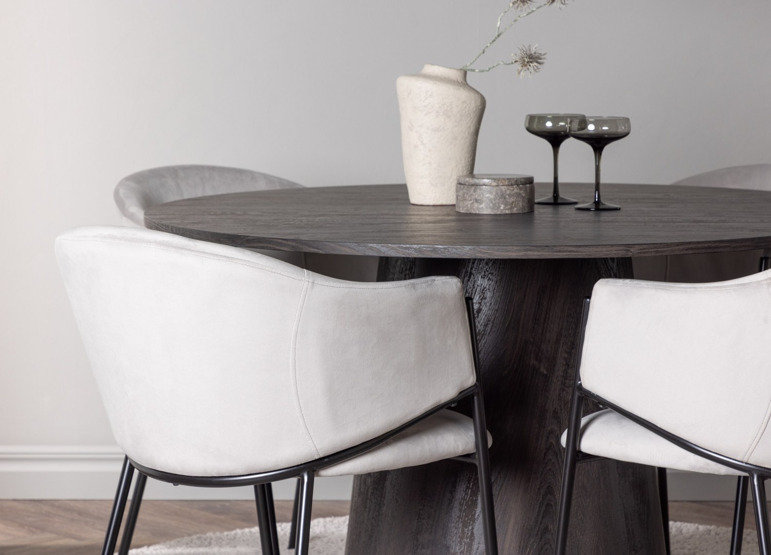 Table ronde Lanzo et 4 chaises Evelina présentées dans un intérieur contemporain