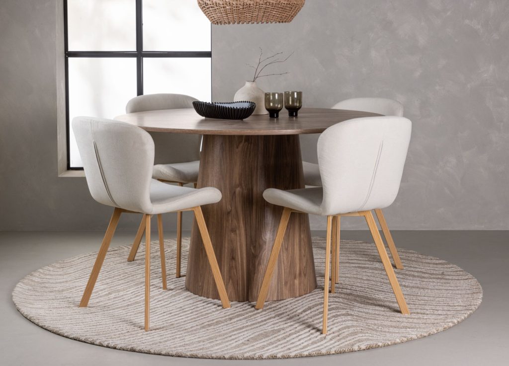 Ensemble table à manger ronde Lanzo avec 4 chaises Lilja dans une salle à manger