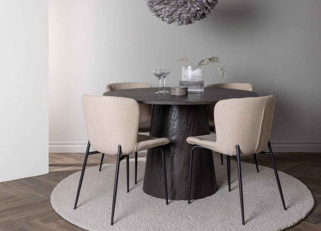 Ensemble table à manger ronde Lanzo avec 4 chaises Modesto dans une salle à manger