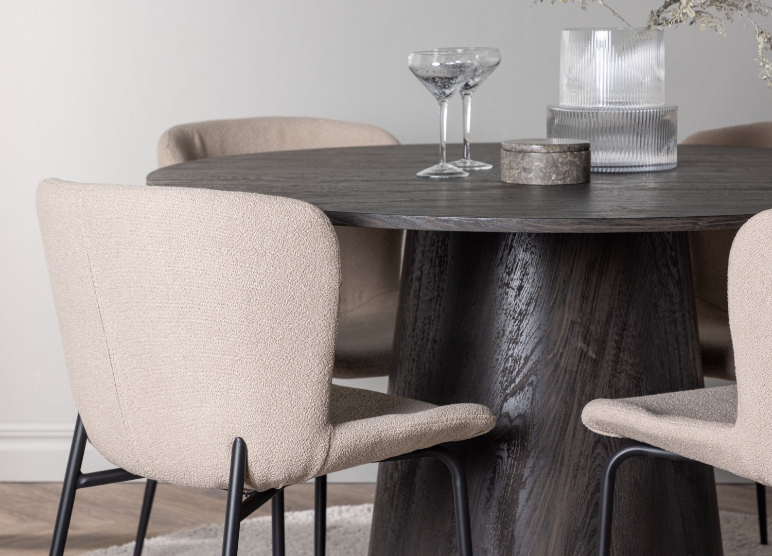 Table ronde Lanzo et 4 chaises Modesto présentées dans un intérieur contemporain