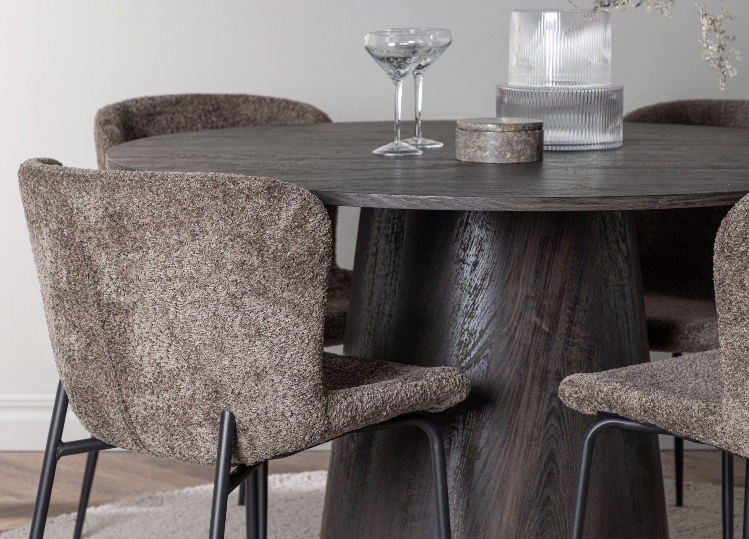 Table ronde Lanzo et 4 chaises Modesto présentées dans un intérieur contemporain