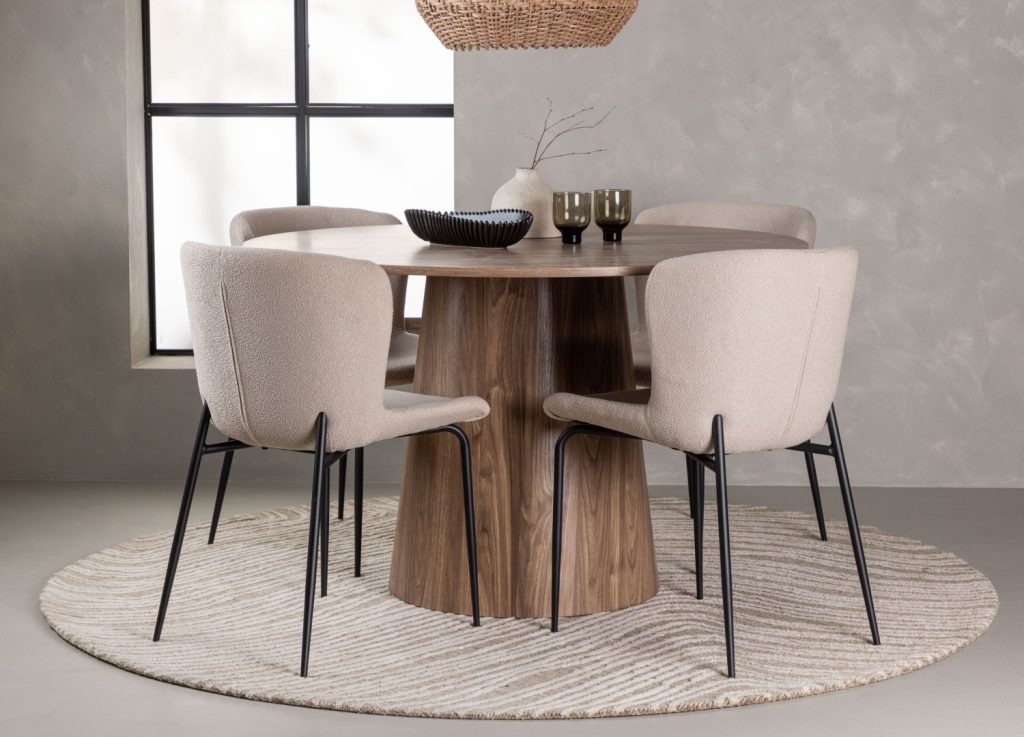 Ensemble table à manger ronde Lanzo avec 4 chaises Modesto dans une salle à manger