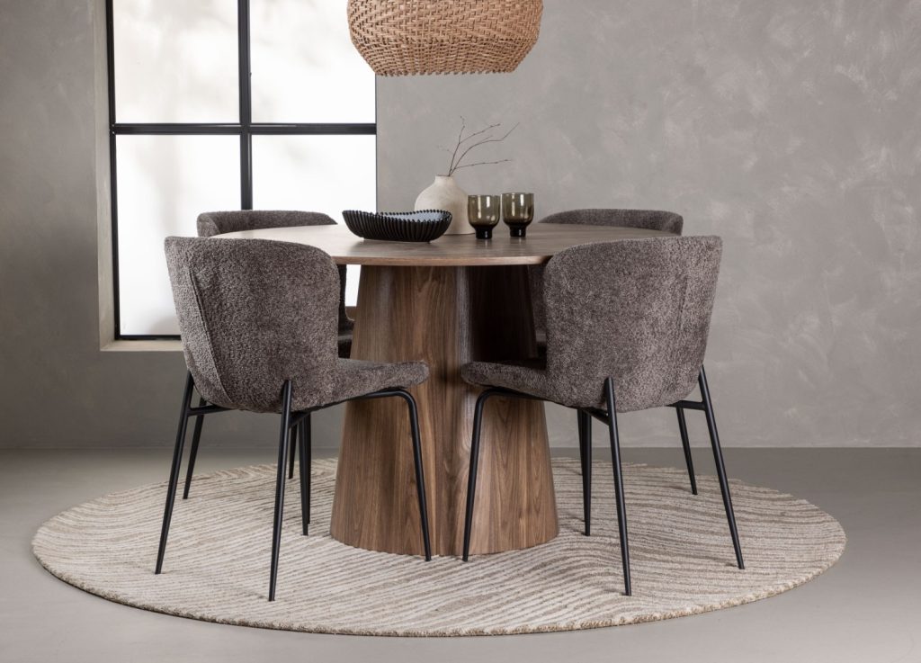 Ensemble table à manger ronde Lanzo avec 4 chaises Modesto dans une salle à manger
