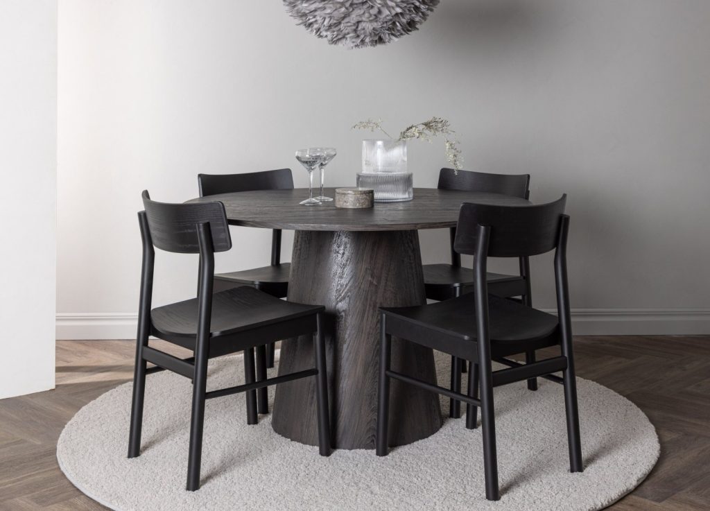 Ensemble table à manger ronde Lanzo avec 4 chaises Montros dans une salle à manger