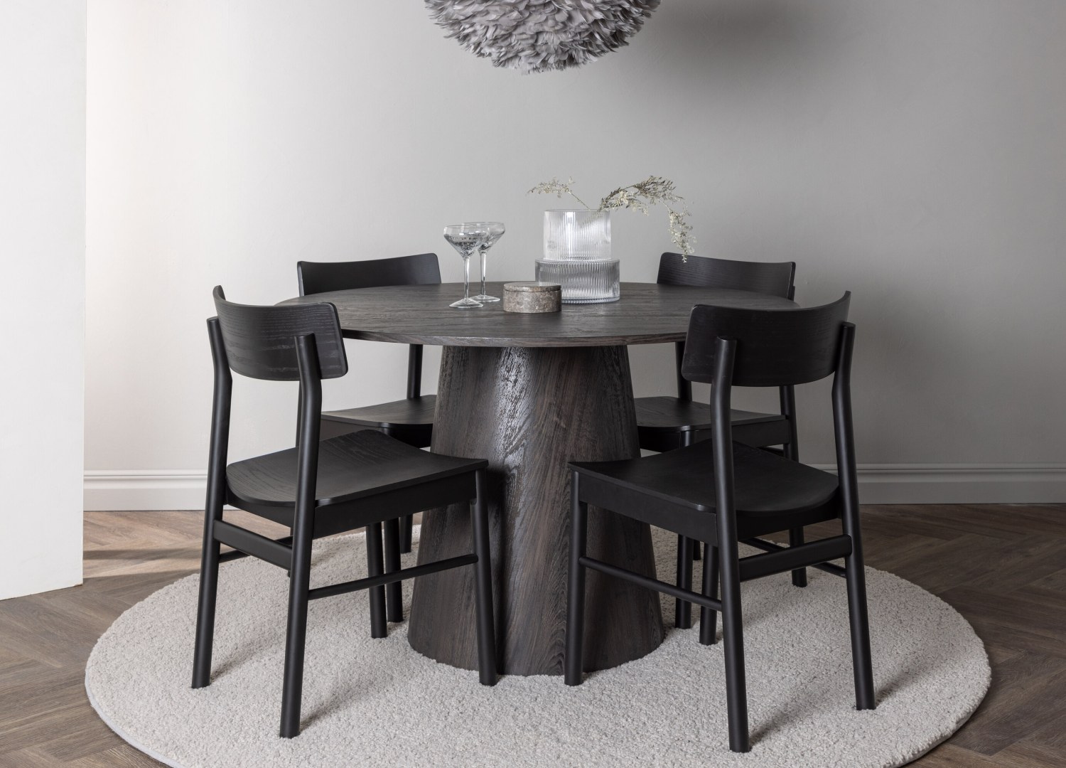 Ensemble table à manger ronde Lanzo avec 4 chaises Montros dans une salle à manger