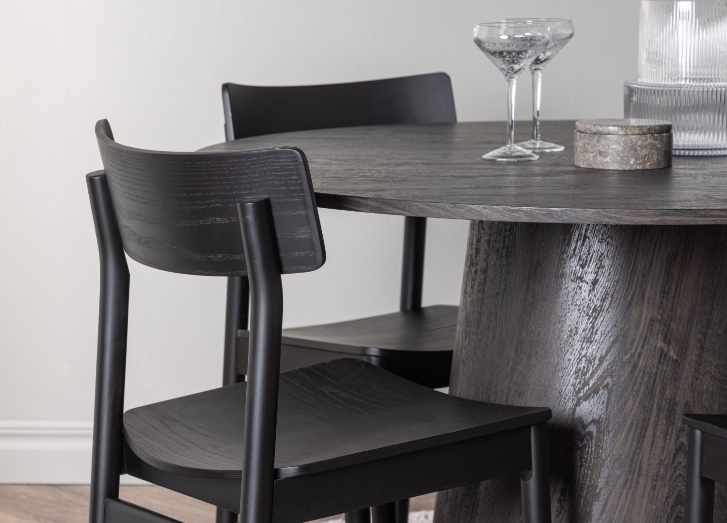 Table ronde Lanzo et 4 chaises Montros présentées dans un intérieur contemporain