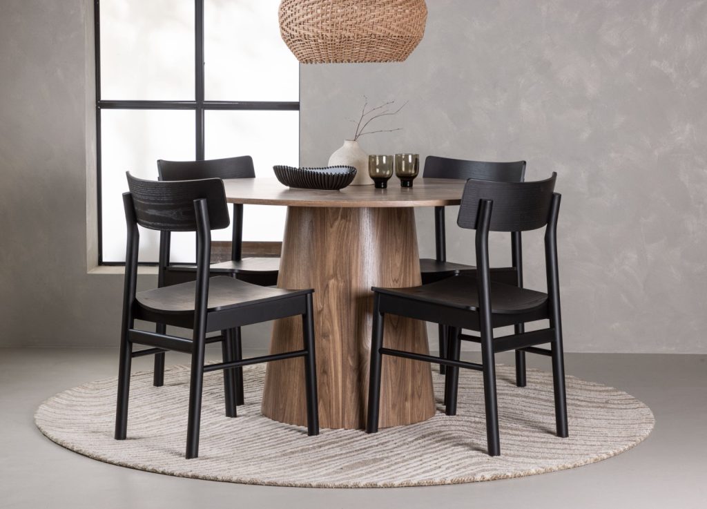 Ensemble table à manger ronde Lanzo avec 4 chaises Montros dans une salle à manger