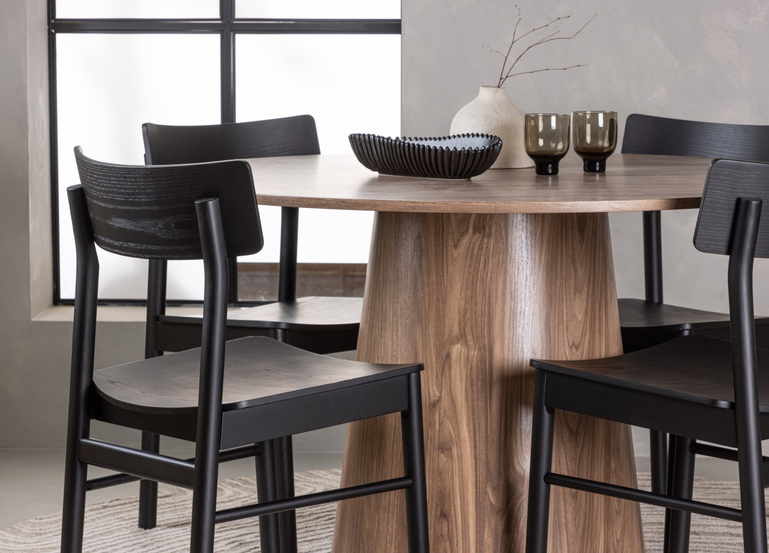 Table ronde Lanzo et 4 chaises Montros présentées dans un intérieur contemporain