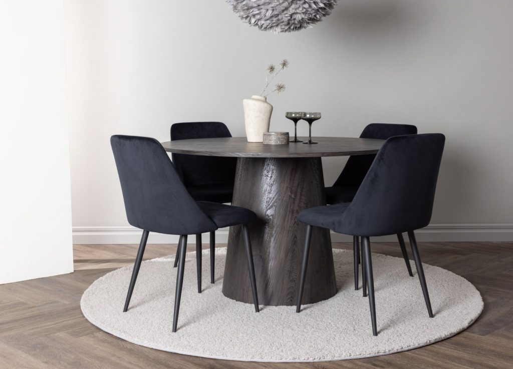 Ensemble table à manger ronde Lanzo avec 4 chaises Night dans une salle à manger