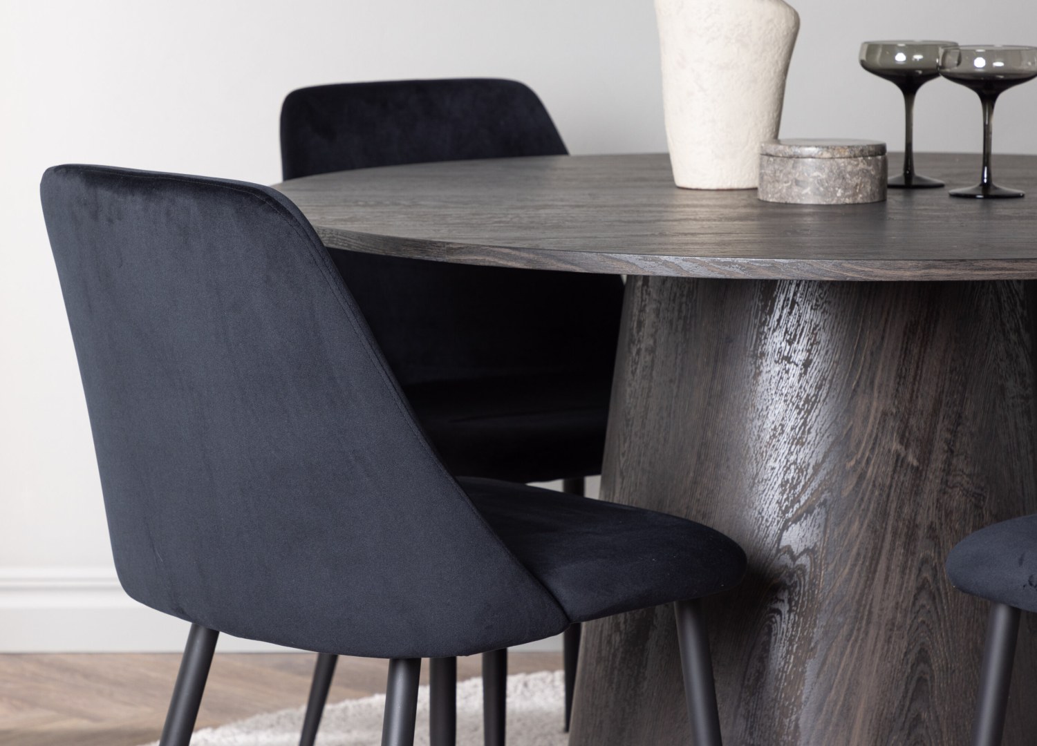 Table ronde Lanzo et 4 chaises Night présentées dans un intérieur contemporain