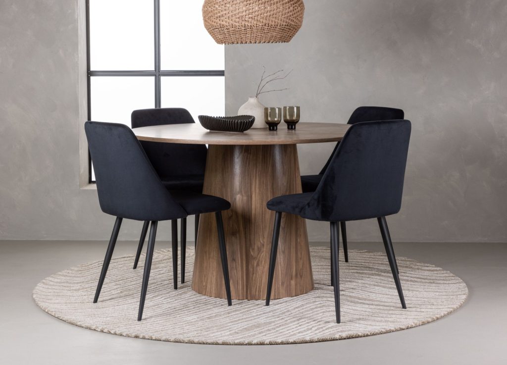 Ensemble table à manger ronde Lanzo avec 4 chaises Night dans une salle à manger
