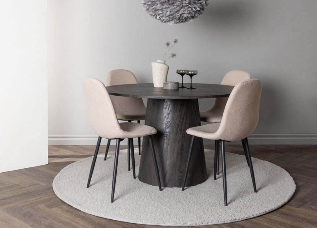 Ensemble table à manger ronde Lanzo avec 4 chaises Polar dans une salle à manger