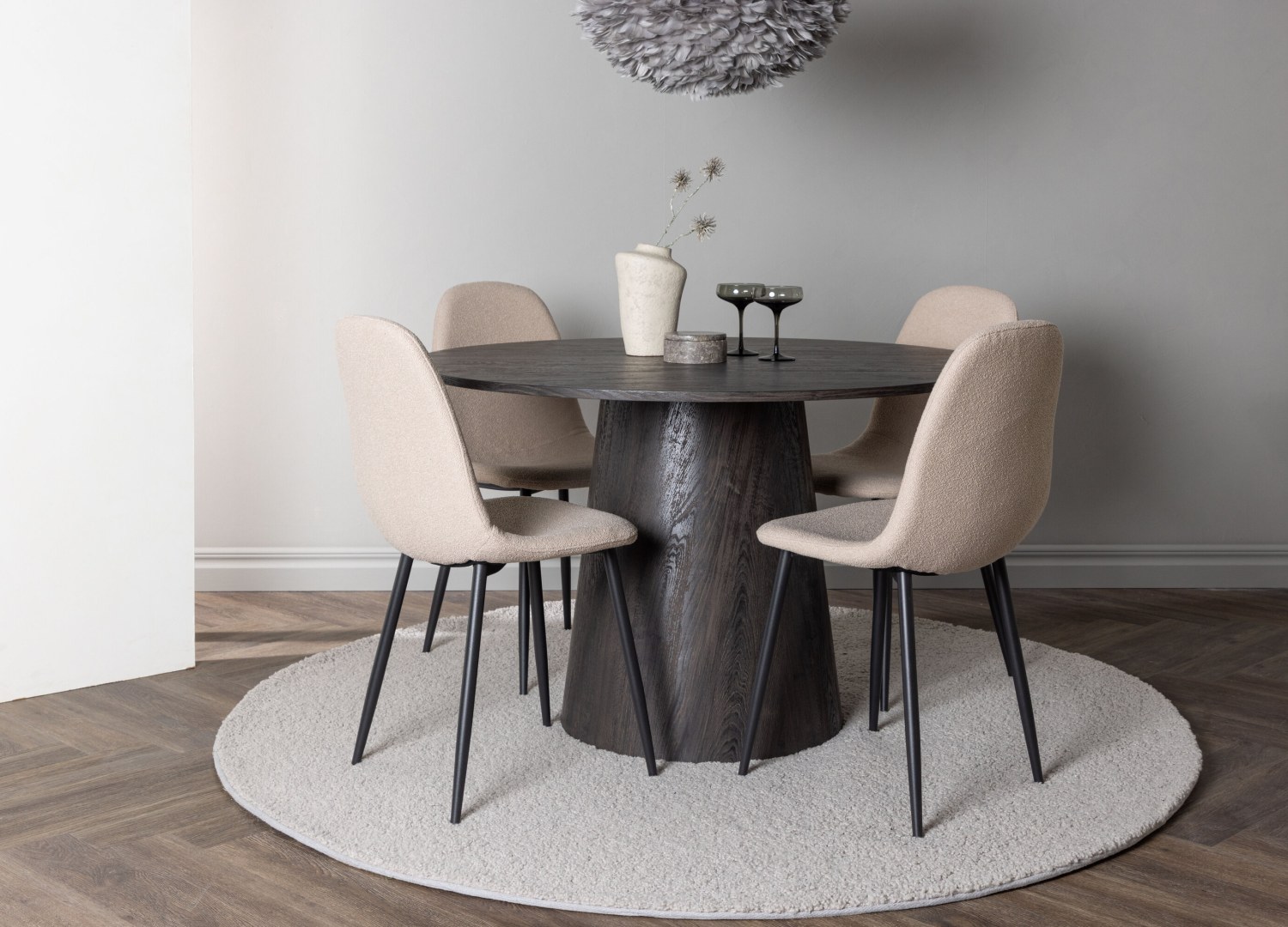 Ensemble table à manger ronde Lanzo avec 4 chaises Polar dans une salle à manger