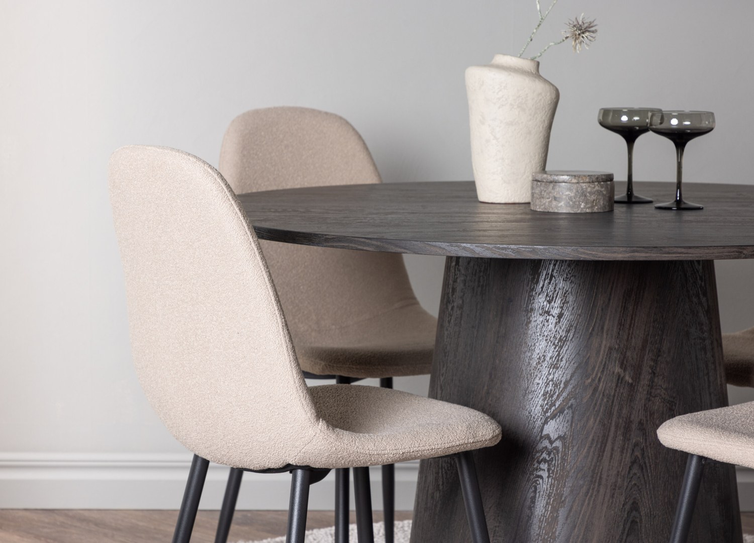 Table ronde Lanzo et 4 chaises Polar présentées dans un intérieur contemporain
