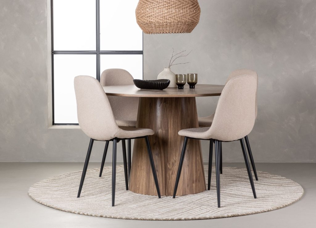 Ensemble table à manger ronde Lanzo avec 4 chaises Polar dans une salle à manger