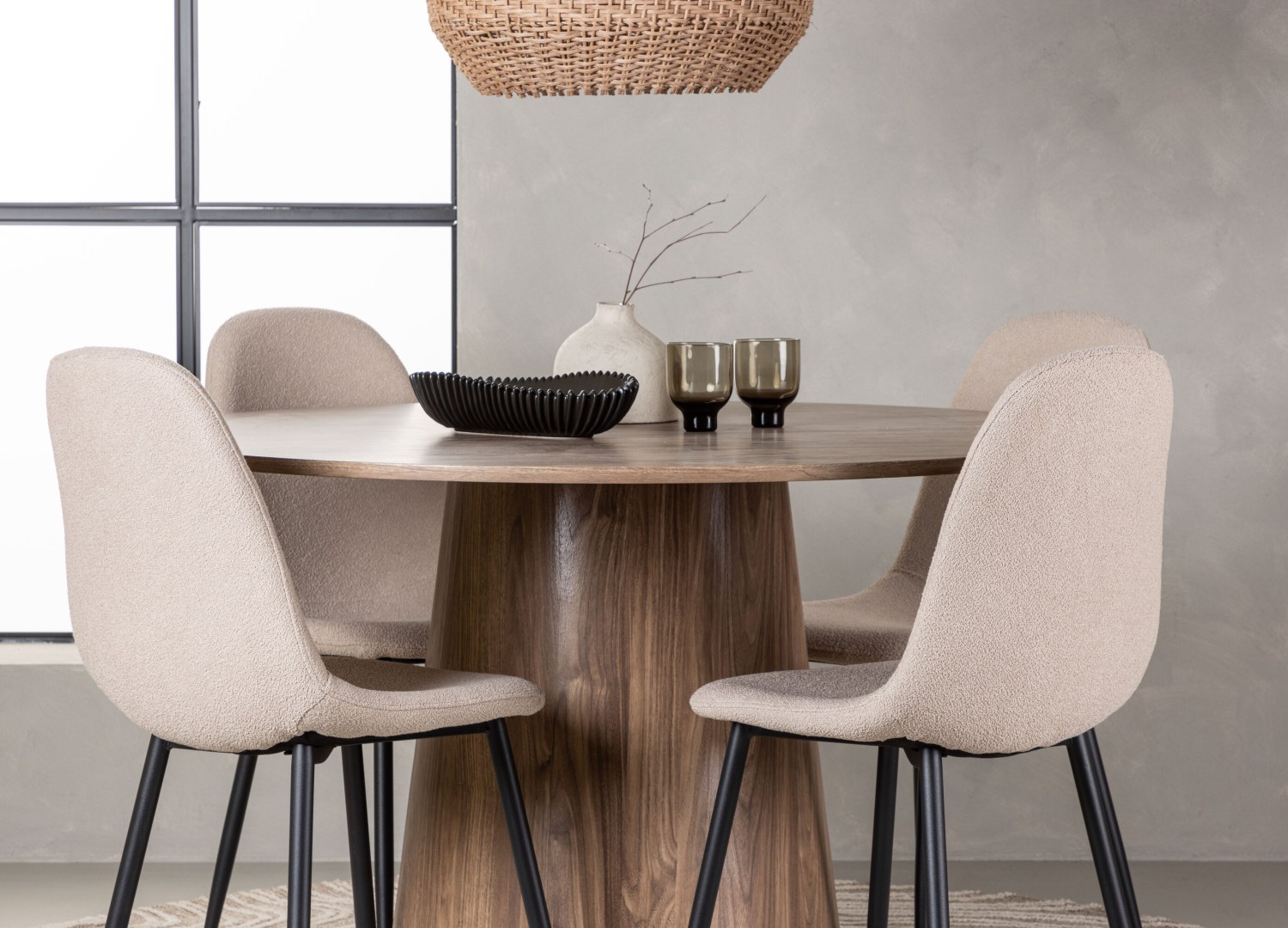 Table ronde Lanzo et 4 chaises Polar présentées dans un intérieur contemporain