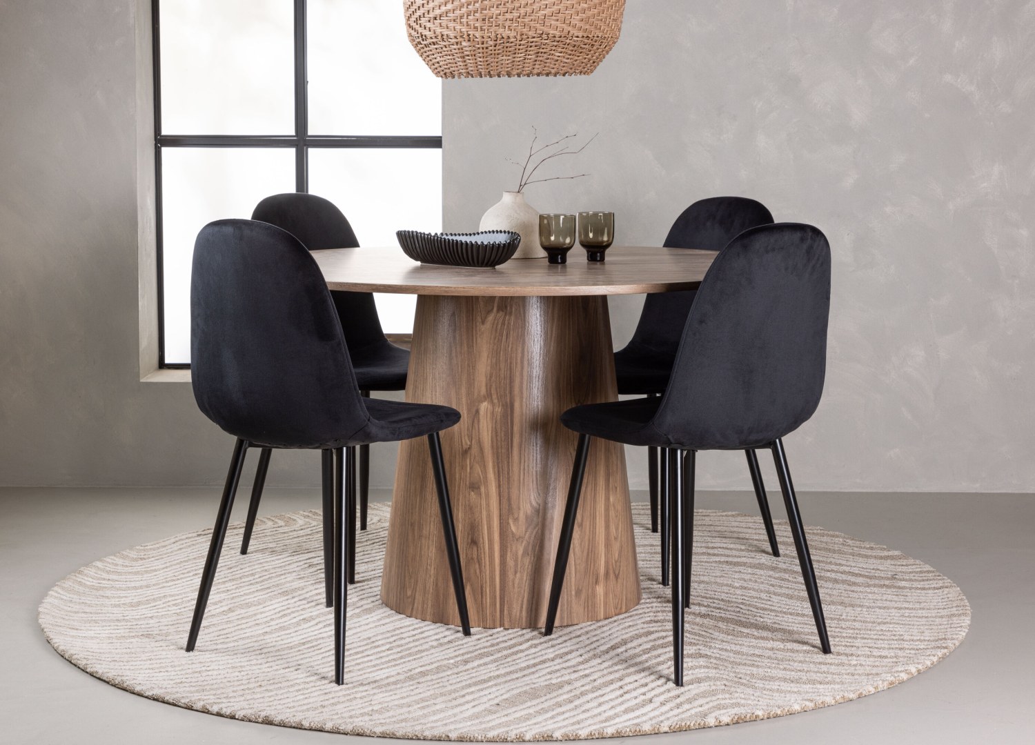 Ensemble table à manger ronde Lanzo avec 4 chaises Polar dans une salle à manger