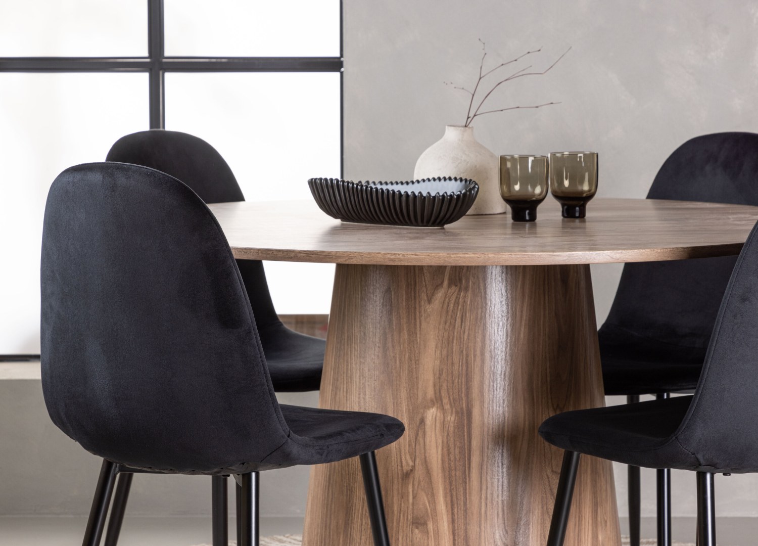 Table ronde Lanzo et 4 chaises Polar présentées dans un intérieur contemporain