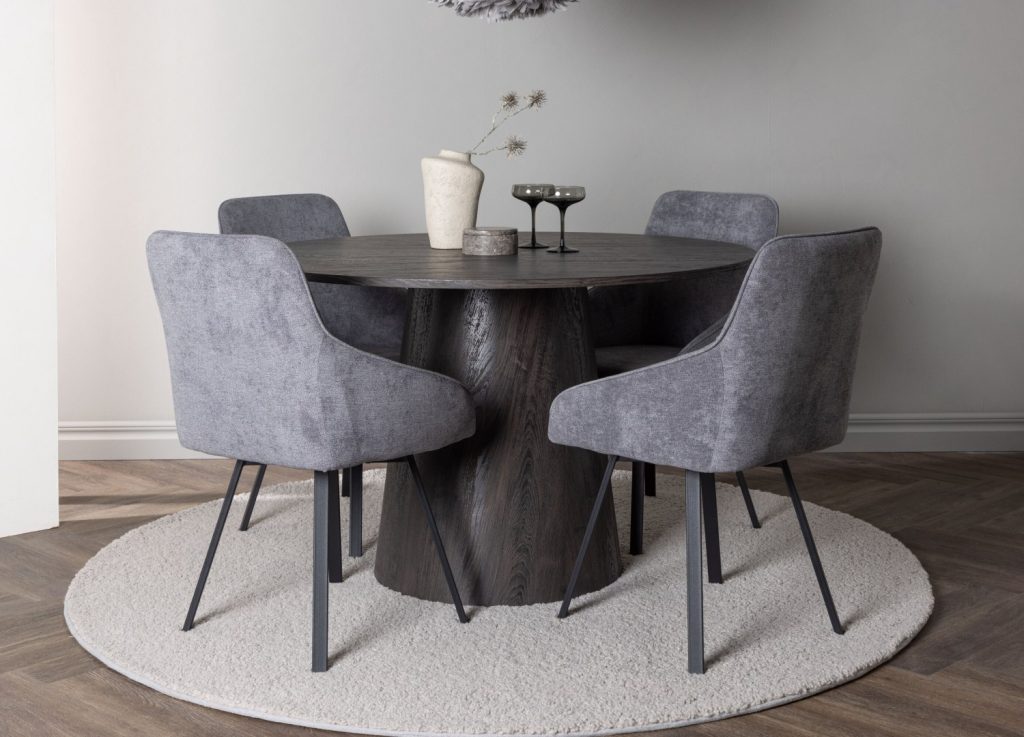 Ensemble table à manger ronde Lanzo avec 4 chaises Rosie dans une salle à manger