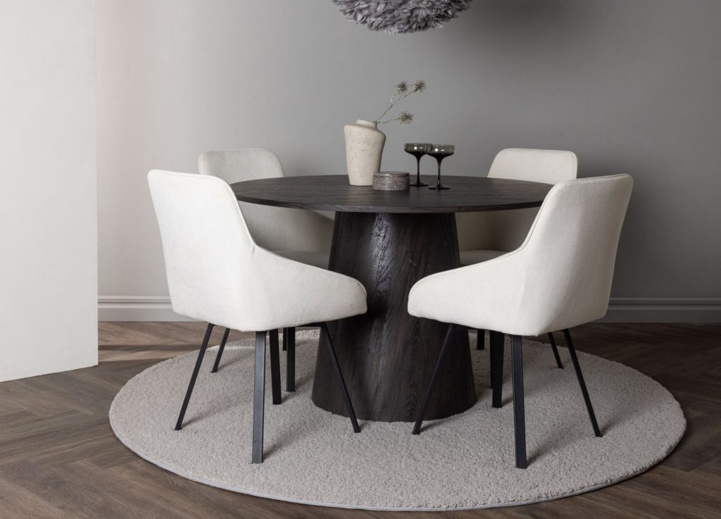 Ensemble table à manger ronde Lanzo avec 4 chaises Rosie dans une salle à manger
