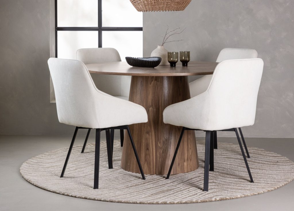 Ensemble table à manger ronde Lanzo avec 4 chaises Rosie dans une salle à manger