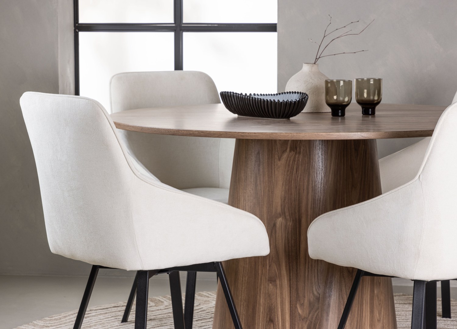 Table ronde Lanzo et 4 chaises Rosie présentées dans un intérieur contemporain
