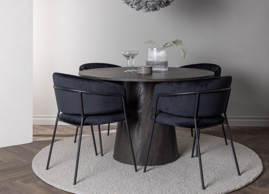 Ensemble table à manger ronde Lanzo avec 4 chaises Selma dans une salle à manger
