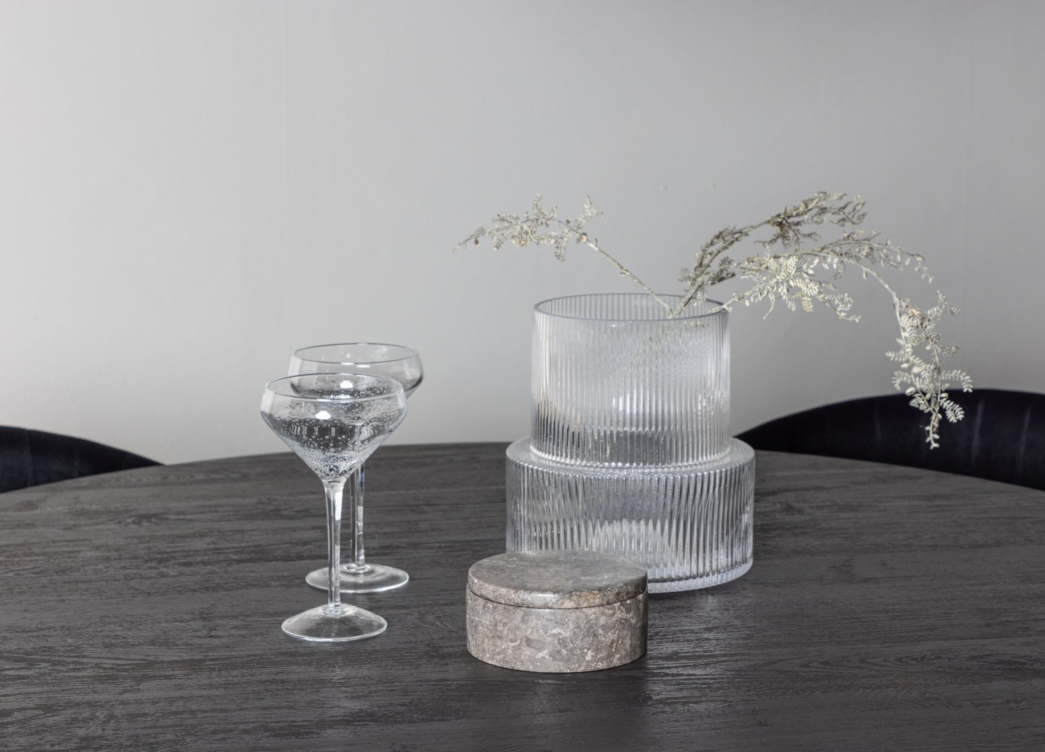 Table ronde Lanzo et 4 chaises Selma présentées dans un intérieur contemporain