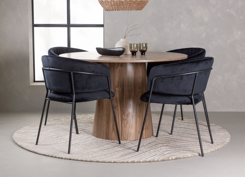 Ensemble table à manger ronde Lanzo avec 4 chaises Selma dans une salle à manger