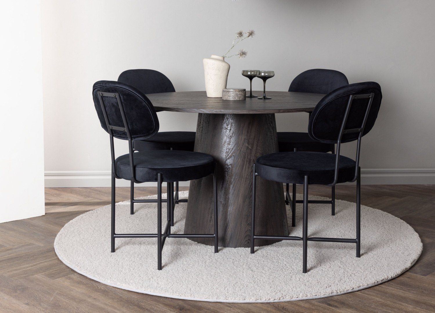 Ensemble table à manger ronde Lanzo avec 4 chaises Stella dans une salle à manger