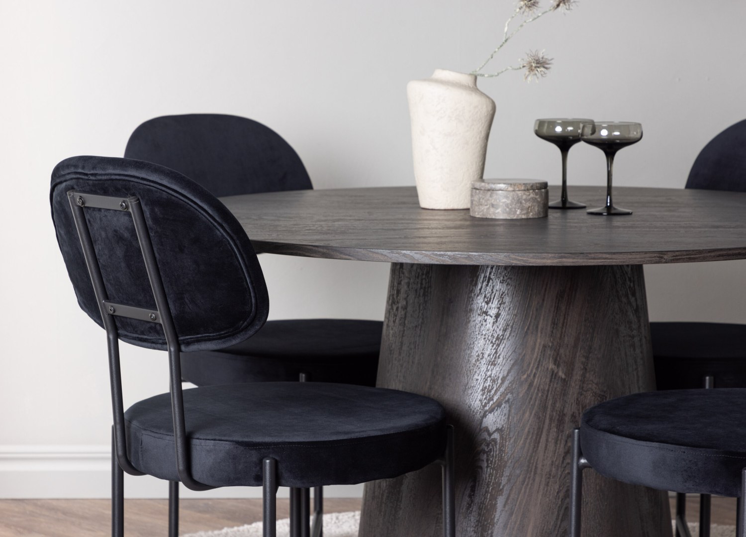 Table ronde Lanzo et 4 chaises Stella présentées dans un intérieur contemporain