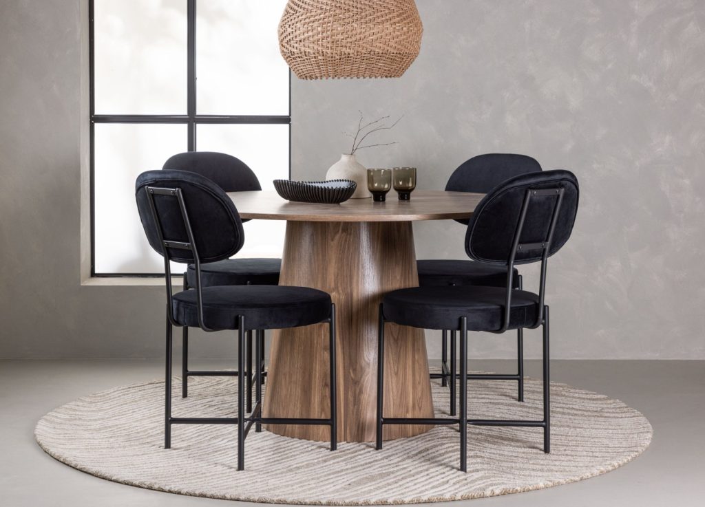 Ensemble table à manger ronde Lanzo avec 4 chaises Stella dans une salle à manger